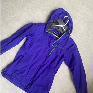 Marmot fall/spring coat. Size Small. Cat/dog household.